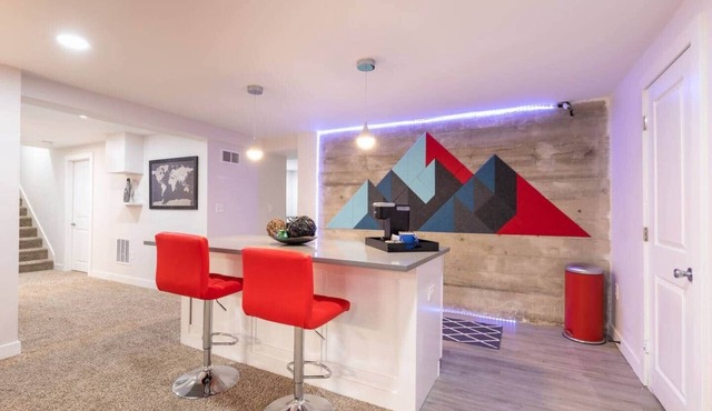 Spacious, Modern & Central 2 Bed/2 Bath by DU