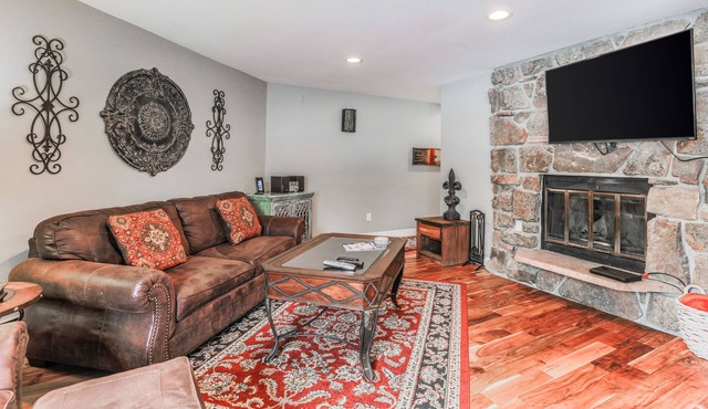 Spacious Mountain Condo w/Free WiFi, Private Washer/Dryer, and Shared Hot Tub