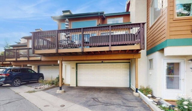 Spacious mountain retreat minutes from Beavercreek w/shared pool/hot tub & patio