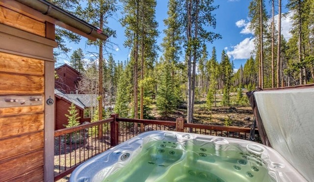 Spacious mountain home w/private hot tub, firepit, & gourmet kitchen