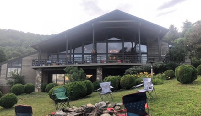 SPACIOUS Mountain Home on 250 Acres of outdoor fun! W/Hot tub and Barrel Sauna in Independence