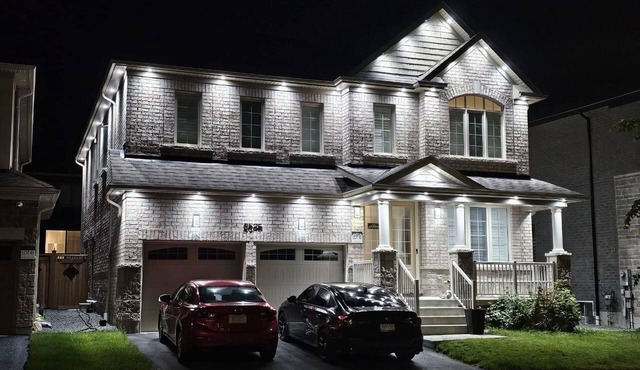 Spacious Private 4-Bedroom Detached Home Large family/living rooms & 2.5washroom in Pickering