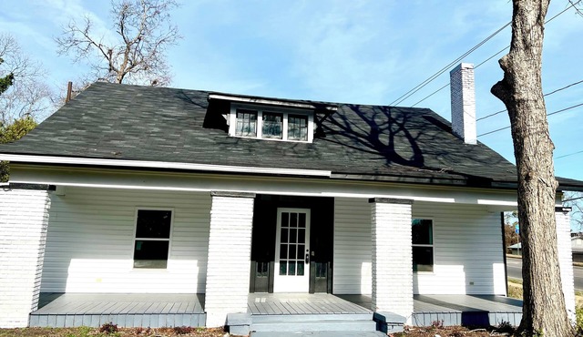 Spacious Remodeled Downtown Retreat, Walk to Shops & Dining, Sleeps 12! in Clanton