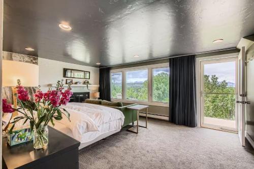 Spacious Suite Mtn Views Peaceful & Private