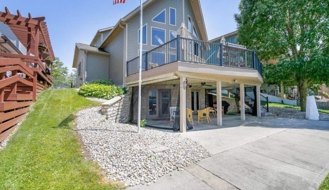 Spacious Three level lakefront Home in Lakeview