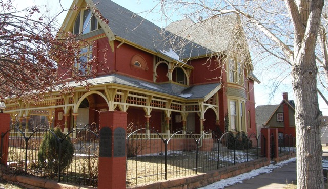 Spacious Victorian Mansion with 8-bedroom in marvelous Denver with AC
