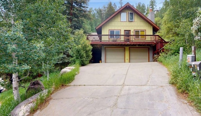 Spacious West Vail condo near shuttle w/shared hot tub, washer/dryer