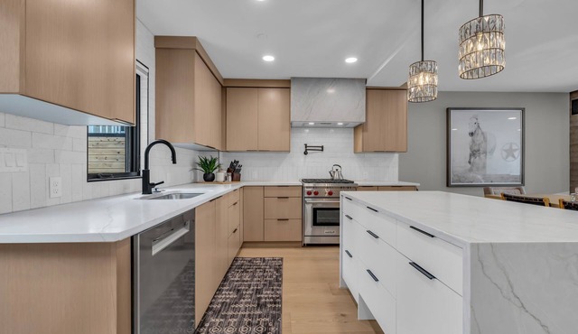 SPARKLING NEW HOME in Historic Old Town. Hot Tub! Steps to Resort & Main Street