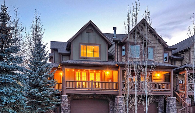 Spectacular and Spacious Home w/Free WiFi, Gas Fireplace, Washer/Dryer, & More