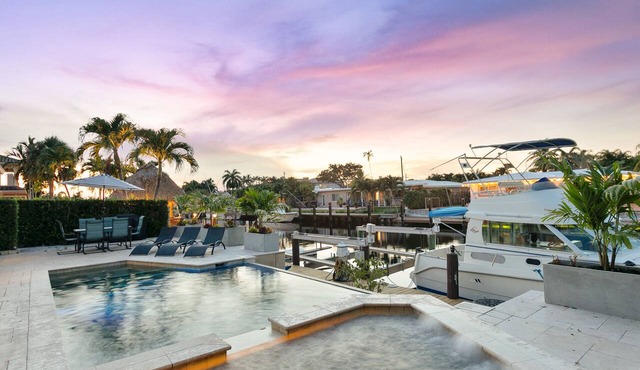 Spectacular waterfront Home! Pool and Hot tub