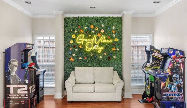 Sprawling 7 Bedroom Home w/Gamerooms in Richardson