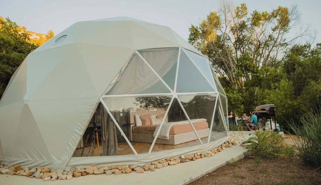 Stargazing Bliss in Dome with sauna and hot tub.