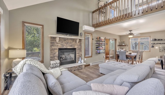 Steps to the Lake: 4 BDR, HotTub, GameRoom, Deck, Lake, Pool, Marina, Skiing in Albrightsville