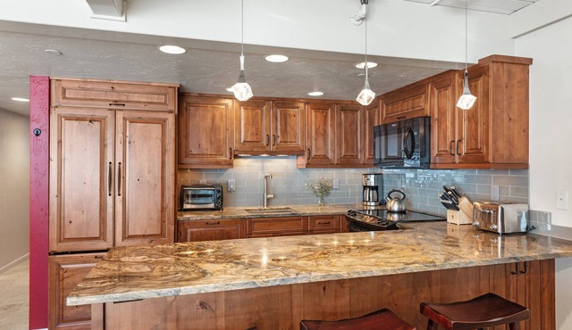 Stonebridge Condos Unit 624 Deluxe 4 Bdrm 4 Bath Ski-in/Ski-out with 2 fireplaces