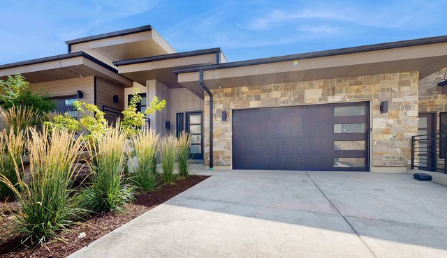 Stunning house with ski & lake views, private hot tub, private W&D