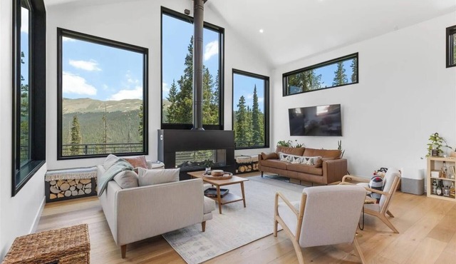 Stunning Mountain Home with HotTub & Outdoor Firepit, Expansive Deck, Ski in/out