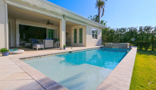 STUNNING POOL HOME, 4 BEDS/4 BATHS, DOWNTOWN NAPLES, FL in Naples