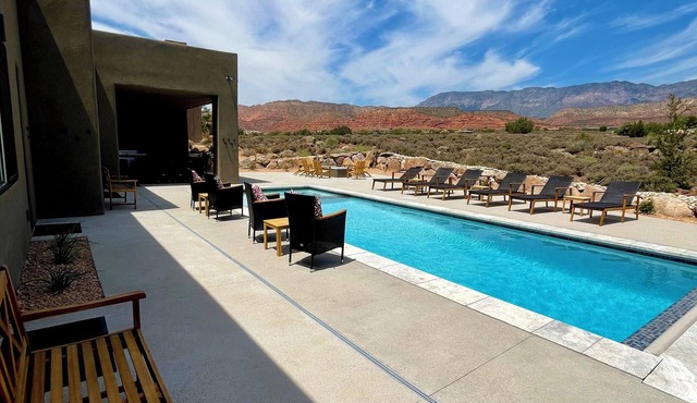 Stunning Redrock Oasis 3 bedroom home with 360 views, Pool, Near Zion