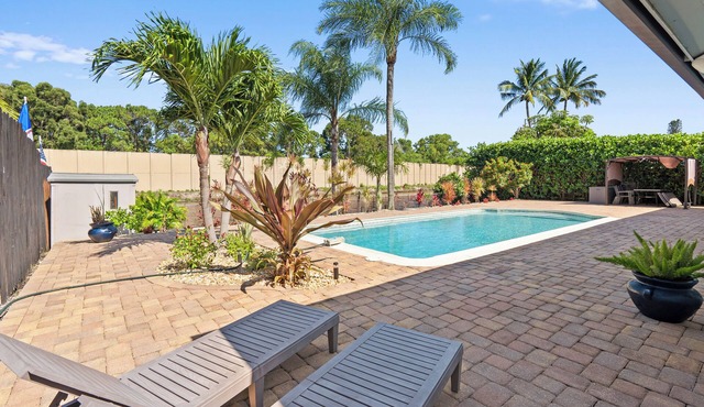 Stunning Waterfront 3 bedroom, 2 bathroom Home with Pool- 5 min from Beach