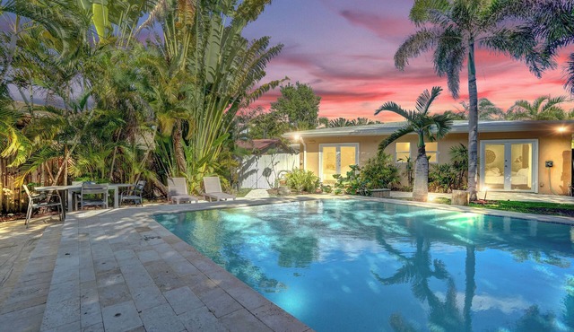Stylish 2BR Bungalow w Pool & Free Parking in Fort Lauderdale