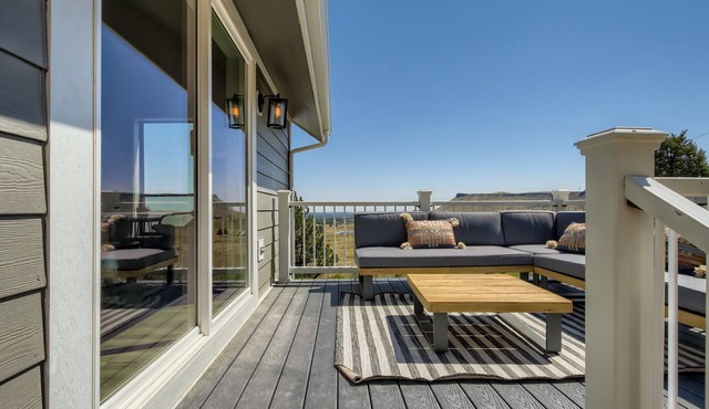 Stylish and inviting home in Golden- Indoor Fireplace, Wi-Fi, and stunning views