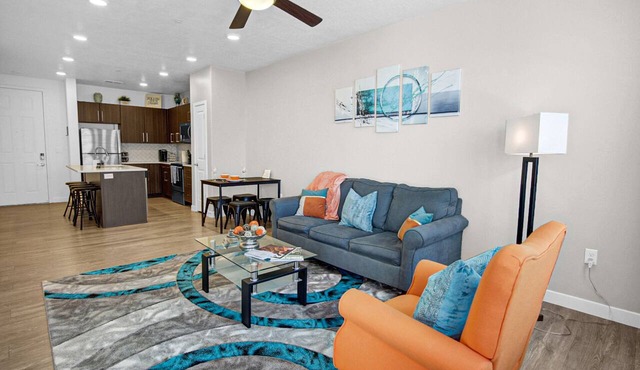 Stylish Apartment - Hottub/Parking/Gym/FastWifi/PetFriendly/Coffee Provided