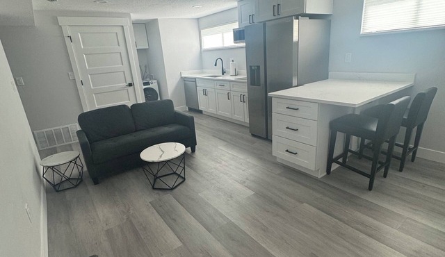 Stylish MIL Apartment Private Entrance Close Ski Resorts