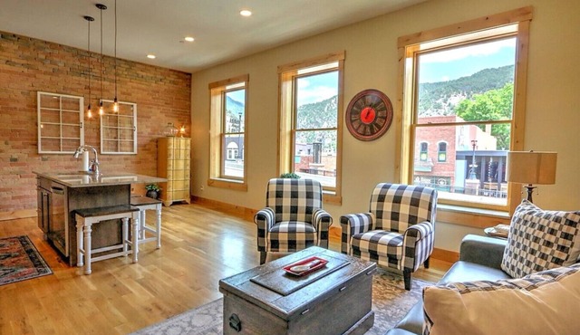 Stylish, modern downtown retreat w/downtown views
