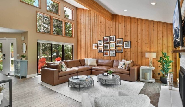 Stylish Retreat: 3,600+ Sq; Walk to Cabriolet