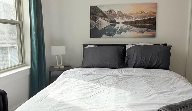 StylishDowntown Studio Queen Bed Full Kitchen in Rochester