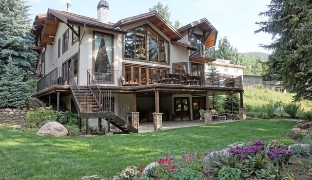 *Summer Sale* Luxurious Creekside Home - Outdoor Private Hot Tub, Theater Room, Pool Table