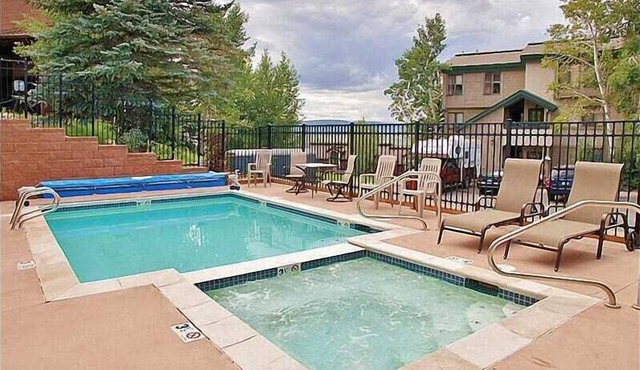 *Summer Sale* Short Walk to Slopes, Pool, Hot Tub, Private W/D