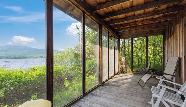 Summers - Large classic cottage with sandy beach on Mooselookmeguntic Lake in Oquossoc