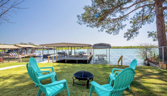 Sun rays & lake waves on Lake LBJ! Lakefront, hot tub, SUP, fire pit, games! in Marble Falls