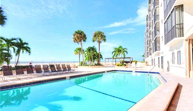 "SUNSATIONAL" BEACHFRONT CONDO 2BD-2BTH POOL-WIFI, VIEWS-NEWLY DECORATED!