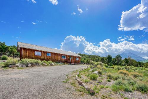 ‘Sunset Cabin’ near Moab w/Stunning Views!