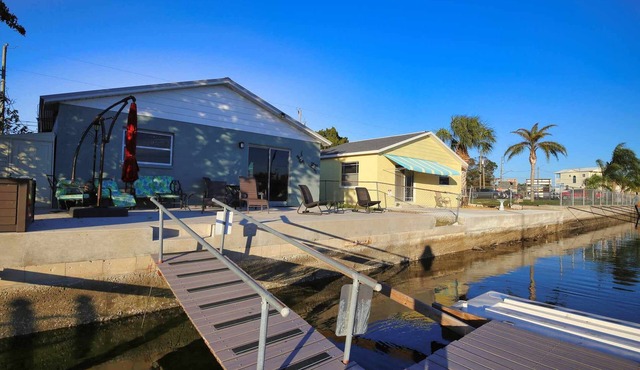 Sunset Lagoon. In the heart of Hudson. Waterfront. 2 minute walk beach/dining