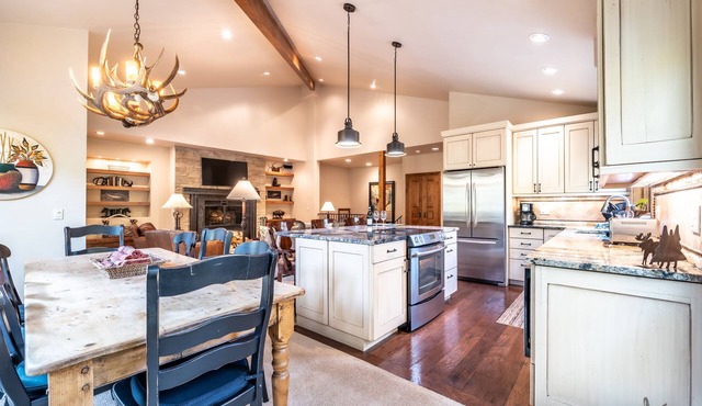 Superb 3 BR Townhome in Cascade Village w/Bikes, Shared Spa, Sauna & Cold Plunge