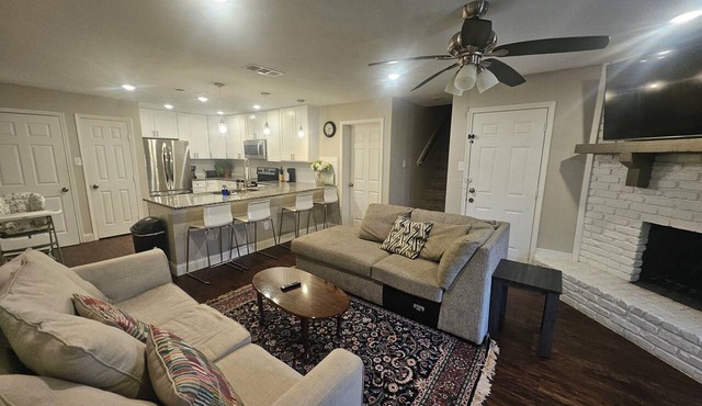 SUPERHOST/Spacious Classy Enclave Rodeo < 1mile. Baby Crib in Mesquite