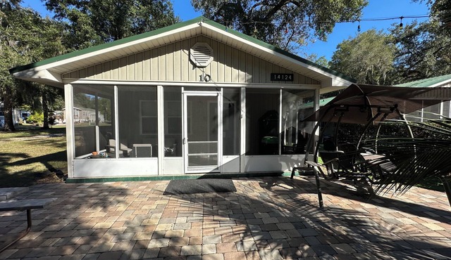 t #10 2-bedroom cottage in Salt Springs Under New Manage. Ice machine on site.