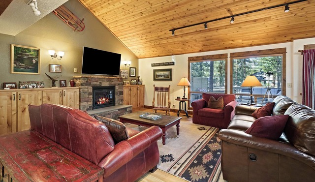 Tamarack 8 - Cute & Fun! Updated, SHARC, Bikes, Hot Tub in Sunriver