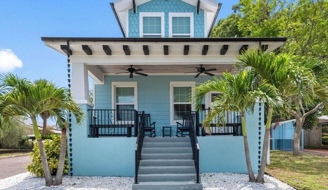 Tarpon Tides Cottage - Walk to the Sponge Docks & Downtown!