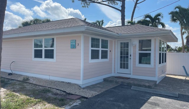 The Beach House. Lemon Bay Waterfront, Heated Pool, Deck, Tiki Hut, Beach 5 min. in ENGLEWOOD