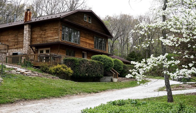 The Bunkhouse- fire pit, waterfall, games, private retreat for the family! in Mansfield
