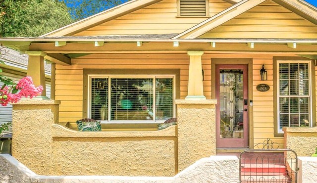 The Couples Retreat, Walk Downtown, Beach 15m