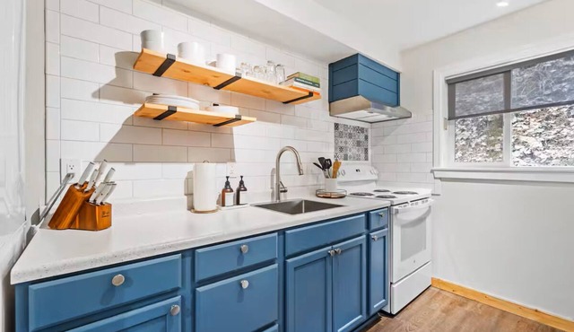 THE EVERGREEN ESCAPEnThoughtfully appointed home overlooking Wallace. in Wallace