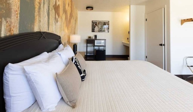 The Golden Spur Hotel - Double Bed - Western Theme