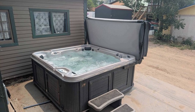 The Governor's Mansion — 6BR Sleeps 14, 3 Private Units, Hot Tub, Sauna