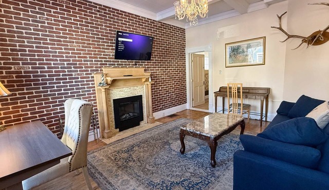 The Governor's Parlor — Historic 1BR in Downtown Leadville, Sleeps 2, Pets OK