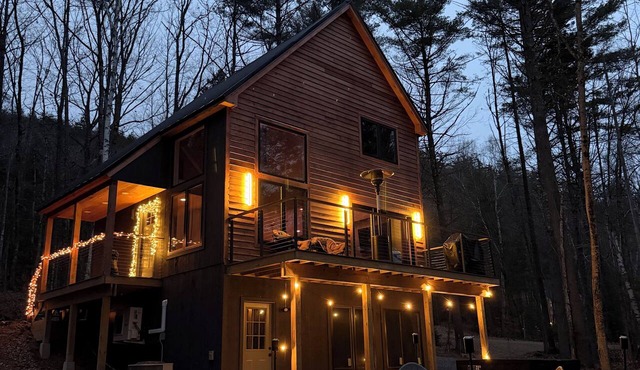 The Luxe Recharge Retreat EV + Hot Tub in Waterville Estates in Campton